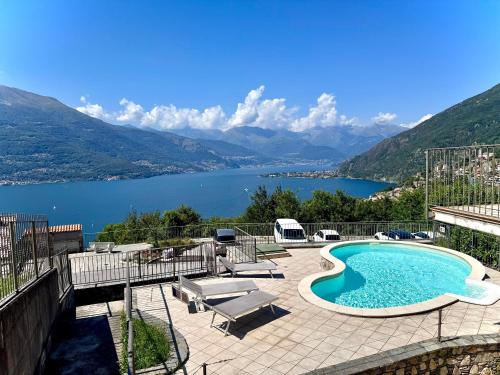 een zwembad op een patio met uitzicht op een meer bij Casa Juliette in Bellano