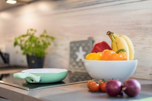 a bowl of fruit sitting on a counter with tomatoes at Exkl App Tilda WLAN, Haustiere Willkommen in Börgerende-Rethwisch