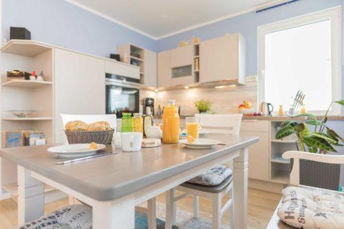 a kitchen with a table with food on it at Exkl App Tilda WLAN, Haustiere Willkommen in Börgerende-Rethwisch