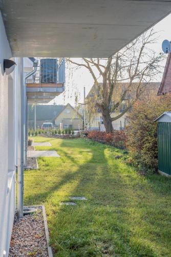a view of a yard from the side of a house at Exkl App Tilda WLAN, Haustiere Willkommen in Börgerende-Rethwisch