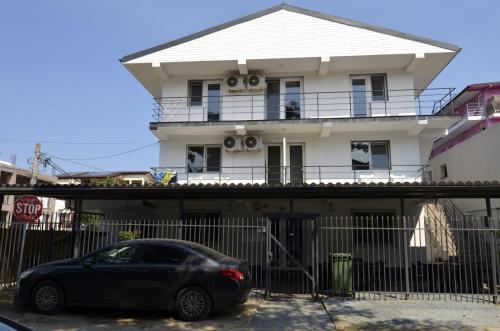 un coche negro estacionado frente a una casa blanca en Casa Popa, en Costinesti