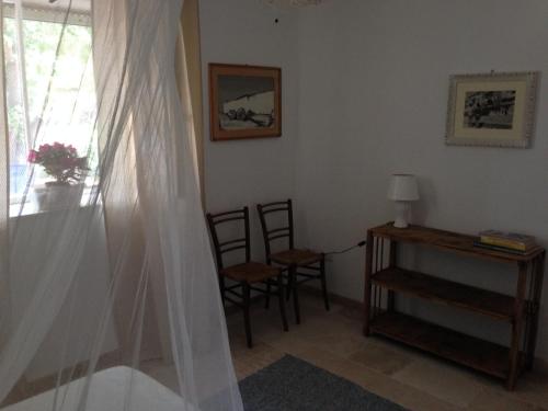 a room with a curtain and a table and chairs at Gelsomoro beach house in Campomarino