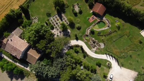 an aerial view of a house and a park at Couleur Lavande in Le Thor