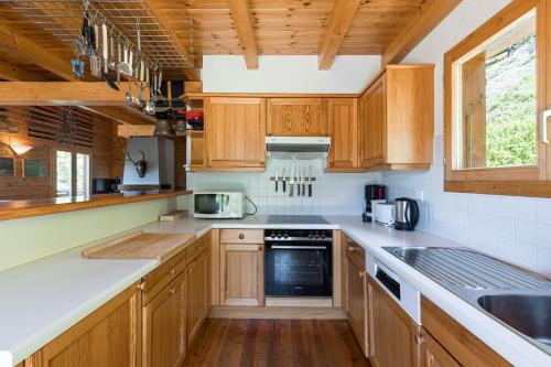 Una cocina o zona de cocina en Aeolus MOUNTAIN & QUIET chalet 12 pers by Alpvision Résidences