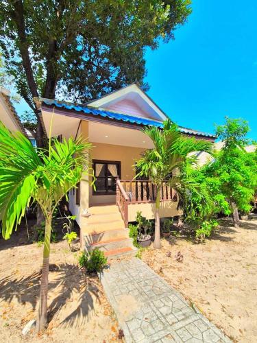 En have udenfor Bungalow Banana Tikki Beach samui