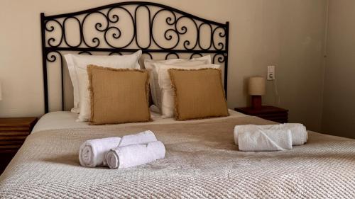 Letto o letti in una camera di Le Bassin Hôtel Restaurant