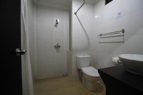 Kamar mandi di Bakung Sari Resort and Spa