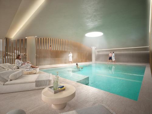 Una sala de estar con una piscina con gente en ella. en Della Calza Retreat & Spa, en Florencia