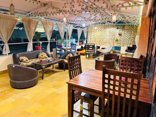 Hotel The Surya Jaisalmer的休息区
