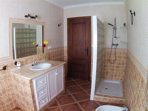 ein Bad mit einem Waschbecken, einer Dusche und einem WC in der Unterkunft Casa Rural Entreparques in El Bosque