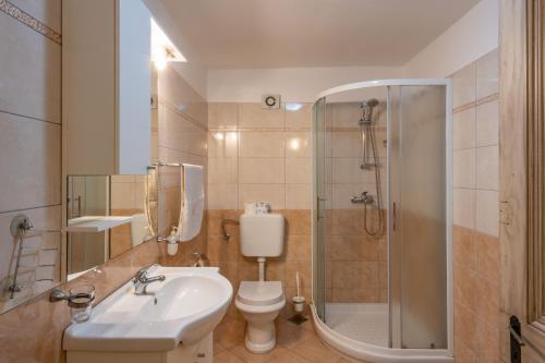 Phòng tắm tại Villa Lastavica pod Ruzon, two beautiful villas in the heart of Istria