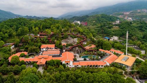 CiliにあるZhangJiaJie AvaSprings Retreatの山のリゾートの空中ビュー