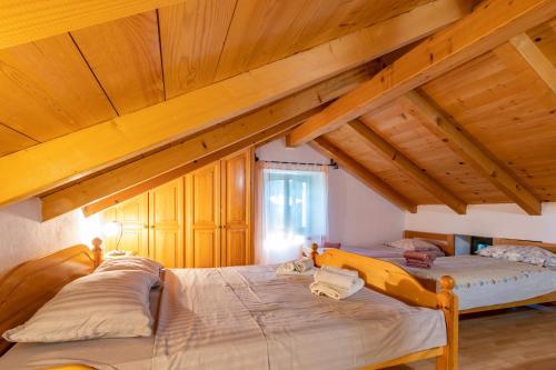 Giường trong phòng chung tại Villa Lastavica pod Ruzon, two beautiful villas in the heart of Istria