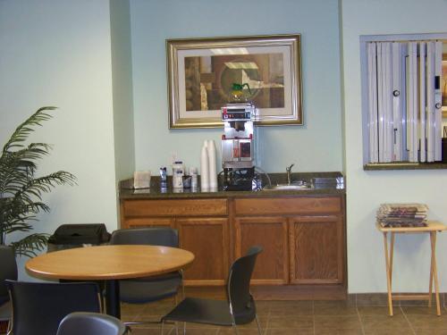 Gambar di galeri bagi Days Inn & Suites by Wyndham Columbus NE di Columbus