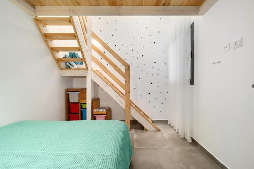 Postel nebo postele na pokoji v ubytování Achziv Bright Garden Stay by Sea N' Rent