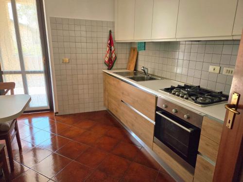 a kitchen with a sink and a stove top oven at Tricesimo Appartamento Suite in Centro Storico in Tricesimo