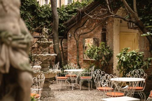 a group of tables and chairs in front of a building at Hotel Flora in Venice