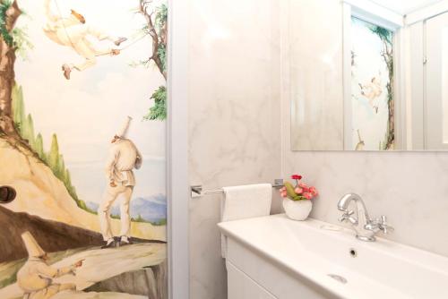 ein Badezimmer mit einem Gemälde an der Wand in der Unterkunft Ca' Venezia Loc-09522 in Venedig