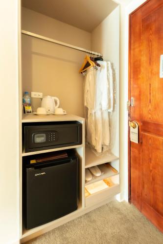 a walk in pantry with a dishwasher at Hotel Tainan in Tainan