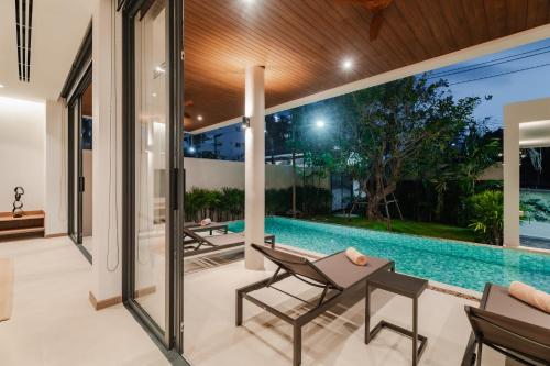 Bazén v ubytování Modern Tropical Pool Villa - Saiyuan nebo v jeho okolí