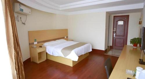 Cama o camas de una habitación en GreenTree Inn Linyi Bus Station