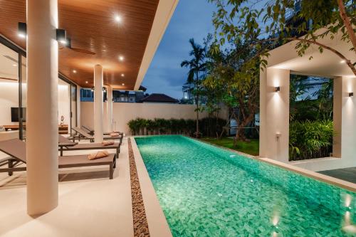Bazén v ubytování Modern Tropical Pool Villa - Saiyuan nebo v jeho okolí