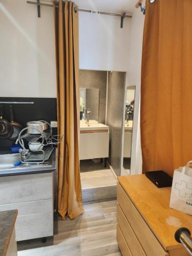 ein Badezimmer mit Waschbecken und Spiegel in der Unterkunft Sana in Saint-Brieuc