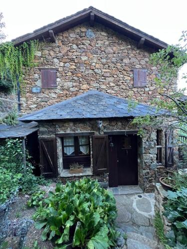 a stone house with a door and a window at Casa Rural Pirineu Nevà in Nevà