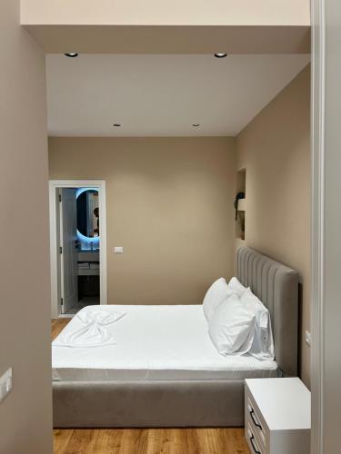 En eller flere senge i et værelse på Lux Retreat 2