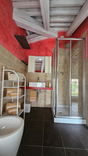 un baño con ducha y lavabo en Dimora Serenissima, en Mira