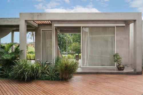 Taman di luar Kuze House by Alfred in Bali