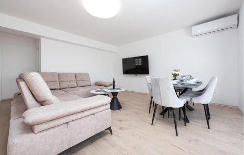 a living room with a couch and a dining table at 2 Bedroom Gorgeous Apartment In Vir in Vir