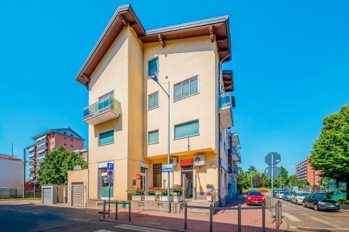 a building on the corner of a street at B&B I Girasoli in San Donato Milanese