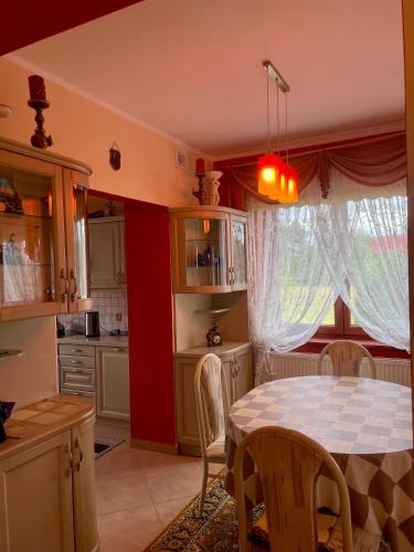 Dapur atau dapur kecil di Dom całoroczny w Dębnie Podhalańskim z widokiem na Tatry i Gorce