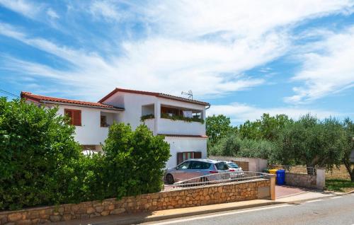 2 Bedroom Cozy Apartment In Pula