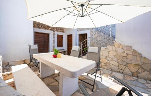 2 Bedroom Cozy Apartment In Pula