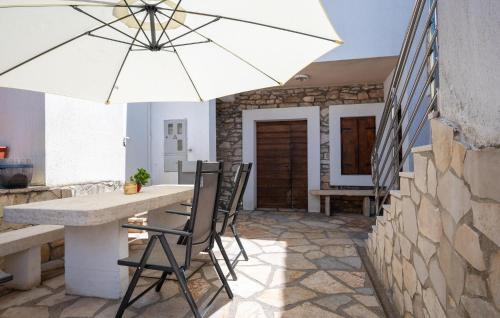 2 Bedroom Cozy Apartment In Pula