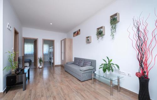 2 Bedroom Cozy Apartment In Pula