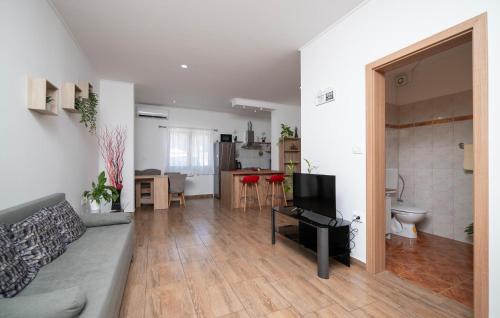 2 Bedroom Cozy Apartment In Pula