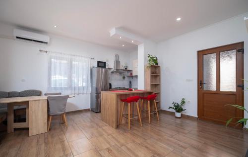 2 Bedroom Cozy Apartment In Pula