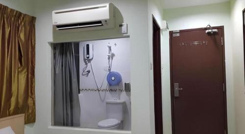 クアラルンプールにあるOYO 89717 Budget Star Hotelの部屋の中にトイレ付きのバスルームがある