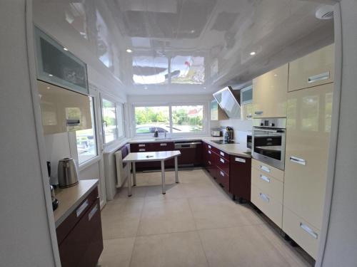 Thun-Saint-MartinにあるLa maison du Moulinの広いキッチン(テーブル付)