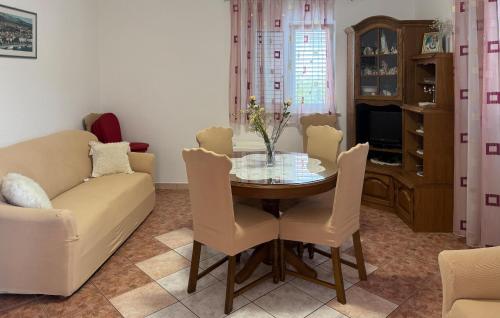 Gorgeous Apartment In Okrug Gornji With Wifi