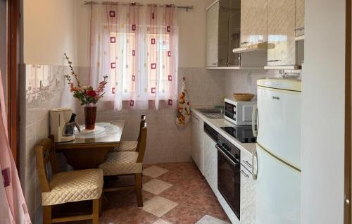 Gorgeous Apartment In Okrug Gornji With Wifi