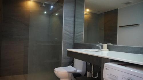 une salle de bain avec un lavabo, des toilettes et un miroir dans l'établissement Well located Apt 1BR - T2-421, à Ban Klang