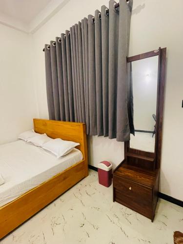 Deon Hotel and Cafe Yalaにあるベッド