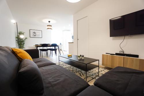 un salon avec un canapé et une table dans l'établissement Spacious Apartment near the Champs de Mars, à Paris