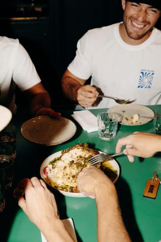 Makanan di atau berdekatan hotel
