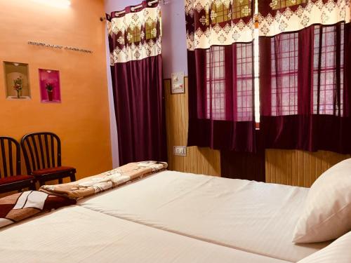 Postel nebo postele na pokoji v ubytování Shiv Sadan Homestay