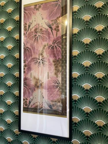 a picture on a wall with a wallpaper with umbrellas at Relais des Vignerons, Chambres d'hôtes in Conilhac-Corbières